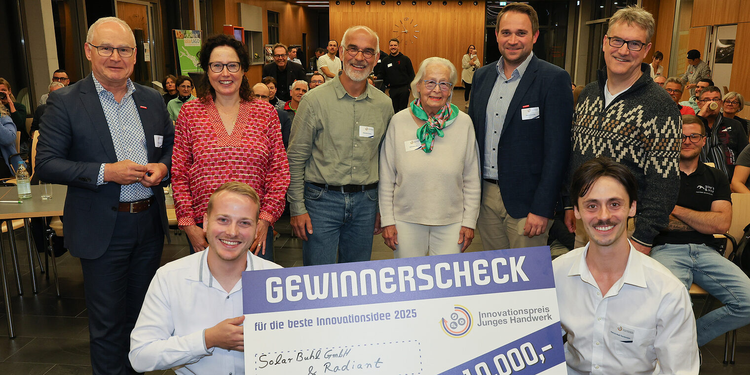 Gruppenfoto: Die glücklichen Gewinner Max Buhl und Patrick-Noёl Horstmeier mit Handwerkskammerpräsident Werner Rottler sowie den Jurymitgliedern.