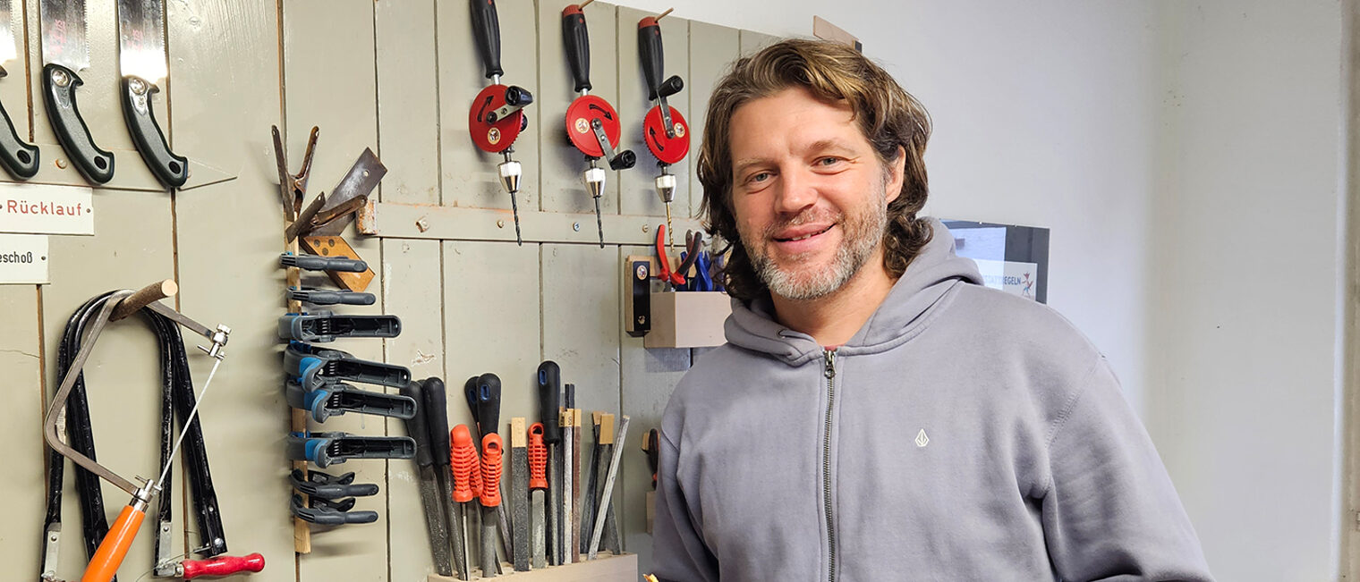 Schreiner Sebastian Gleich in seiner Werkstatt