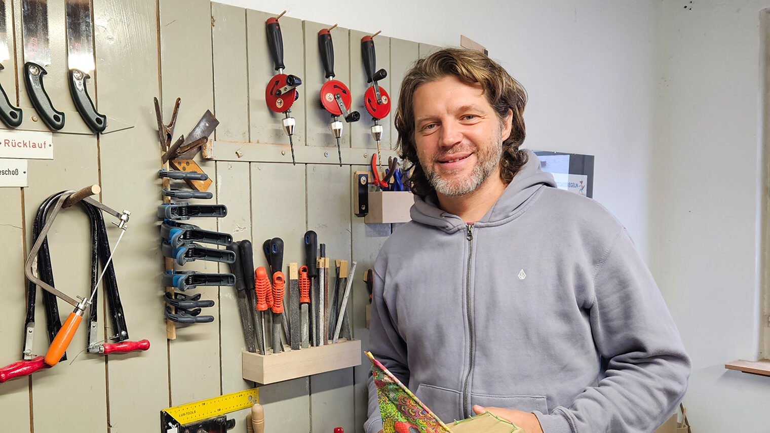 Schreiner Sebastian Gleich in seiner Werkstatt