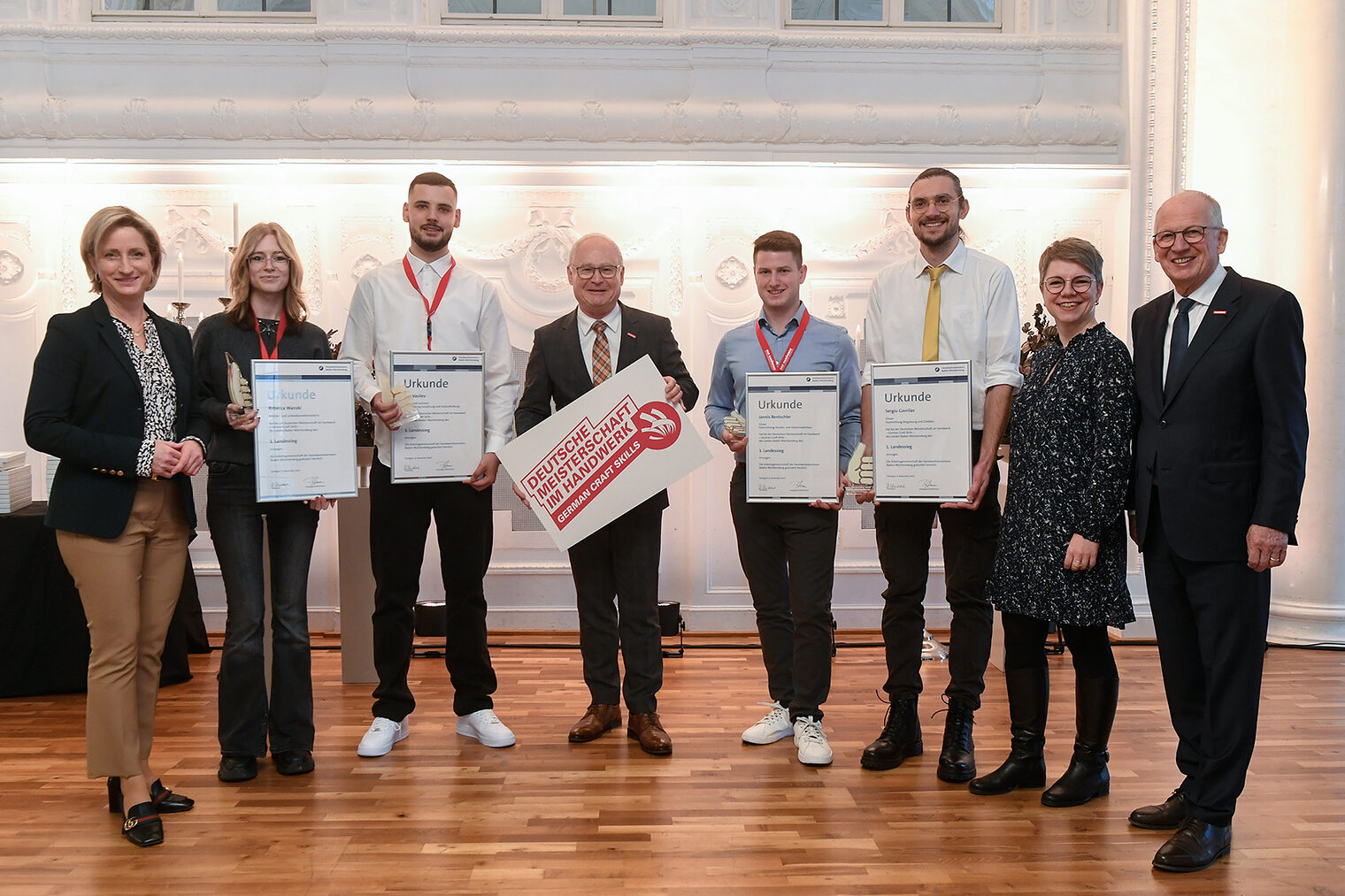 Gruppenfoto der DMH-Landessieger im Neuen Schloss in Stuttgart.
