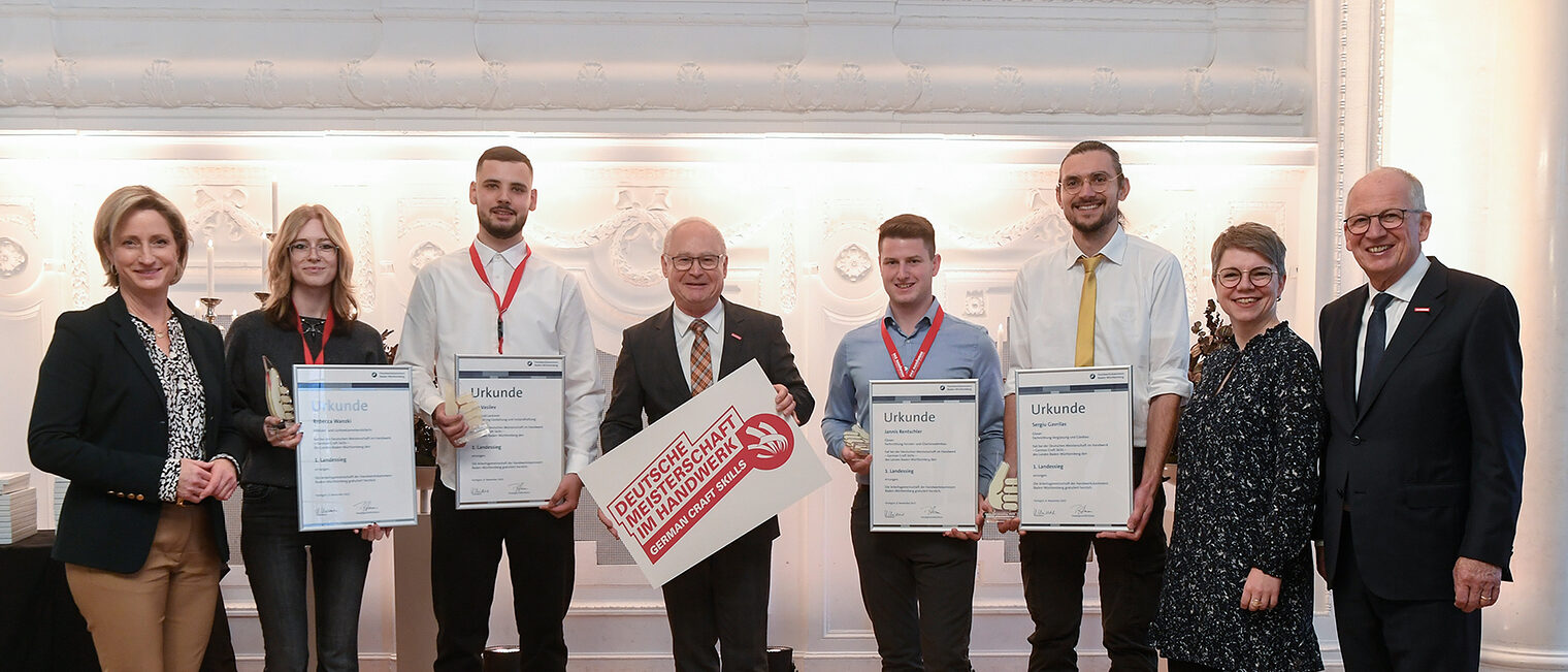 Gruppenfoto der DMH-Landessieger im Neuen Schloss in Stuttgart.