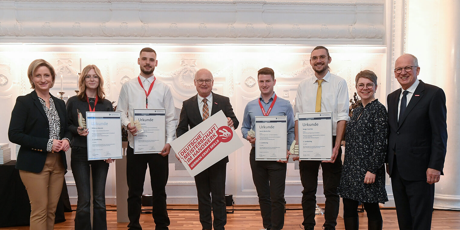 Gruppenfoto der DMH-Landessieger im Neuen Schloss in Stuttgart.
