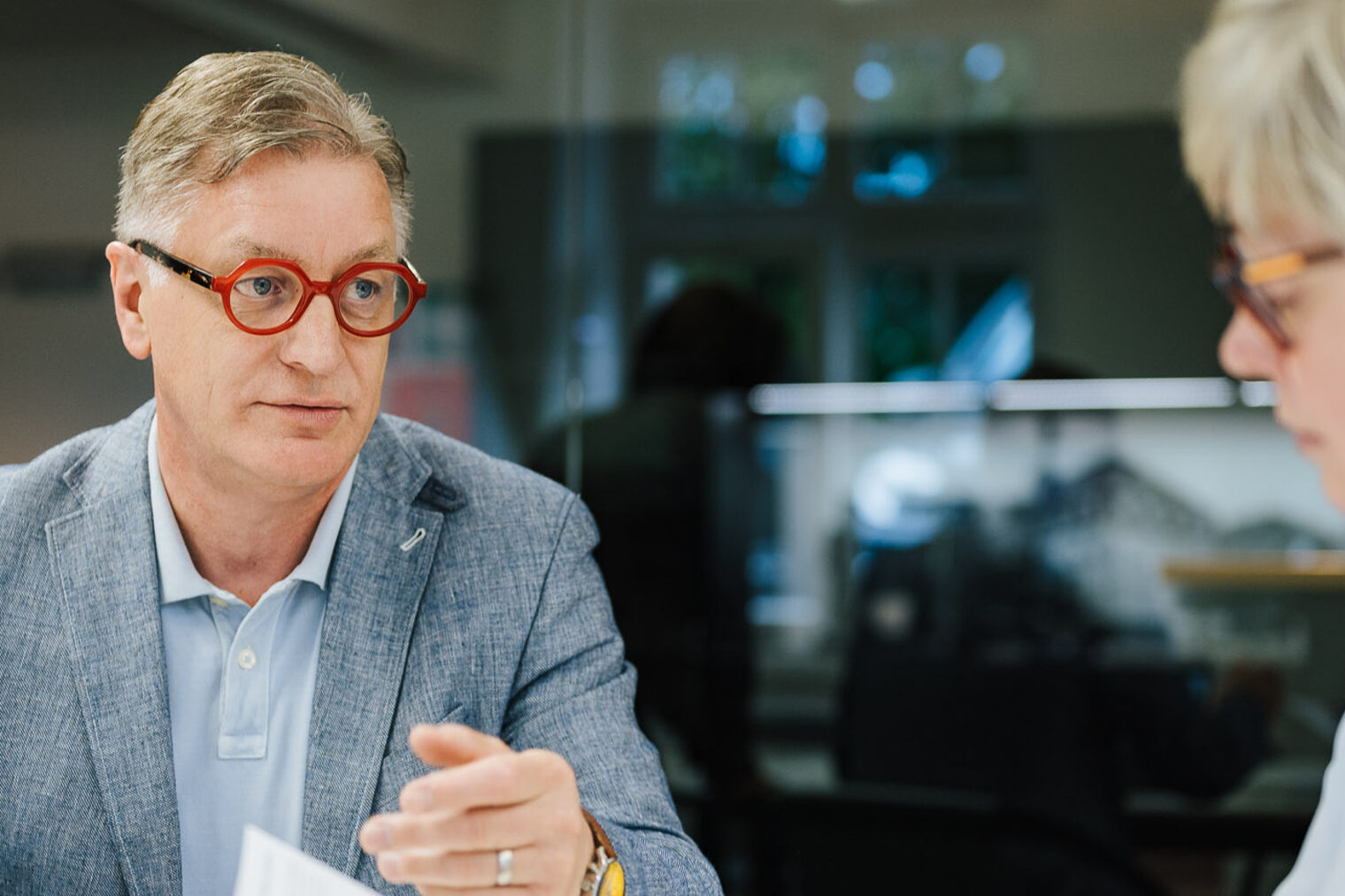 Hans-Peter Broghammer, betriebswirtschaftlicher Berater bei der Handwerkskammer Konstanz, im Beratungsgespräch.