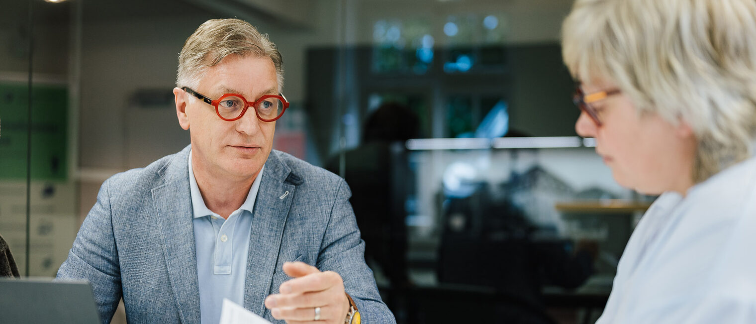 Hans-Peter Broghammer, betriebswirtschaftlicher Berater bei der Handwerkskammer Konstanz, im Beratungsgespräch.