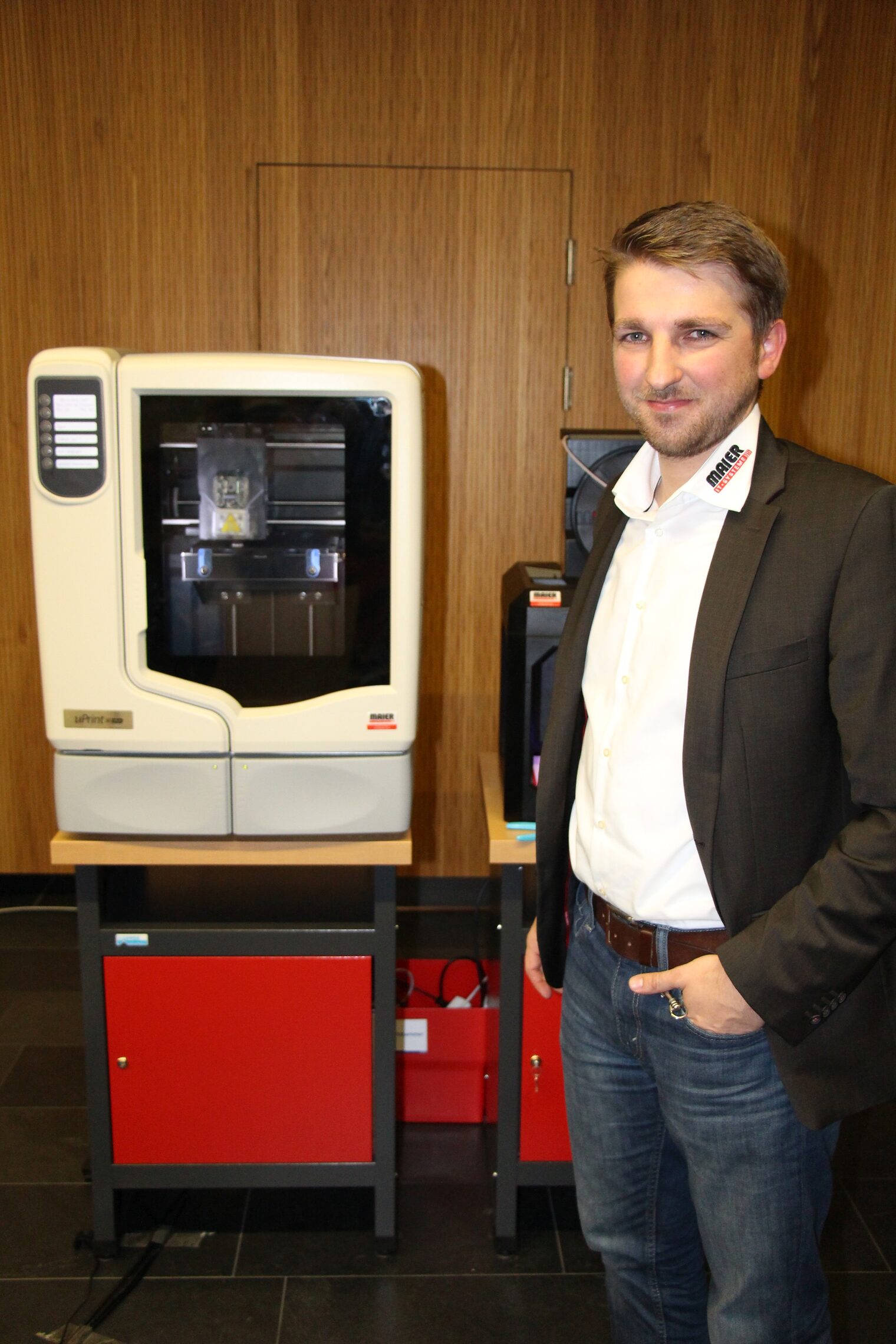 Viktor Tretjak-Maier vom Steißlinger IT-Unternehmen Maier IT-Systeme mit einem Desktop-3D-Drucker. 