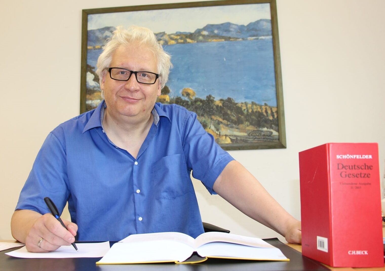 Joachim Vojta mit Gesetzbüchern