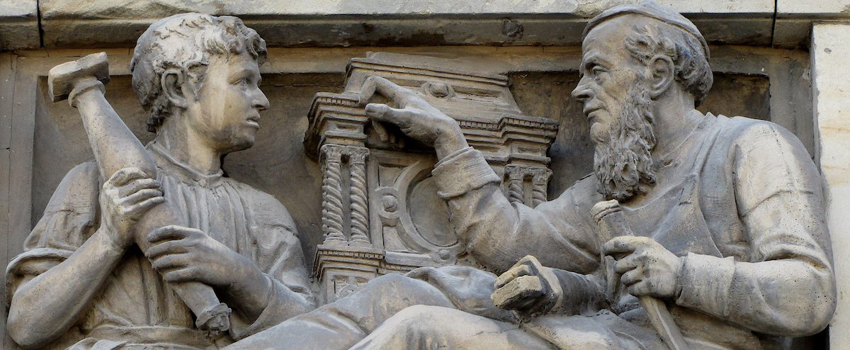 Sein Wissen weiterzugeben hat im Handwerk Tradition. Mit jedem neuen Ausbildungsjahrgang stehen die Betriebe aber auch vor neuen Herausforderungen. Wie Lehrling und Meister Hand in Hand arbeiten, zeigt dieses Fassadendetail am Berliner Gropius-Bau. Sein Wissen weiterzugeben hat im Handwerk Tradition. Mit jedem neuen Ausbildungsjahrgang stehen die Betriebe aber auch vor neuen Herausforderungen. Wie Lehrling und Meister Hand in Hand arbeiten, zeigt dieses Fassadendetail am Berliner Gropius-Bau.