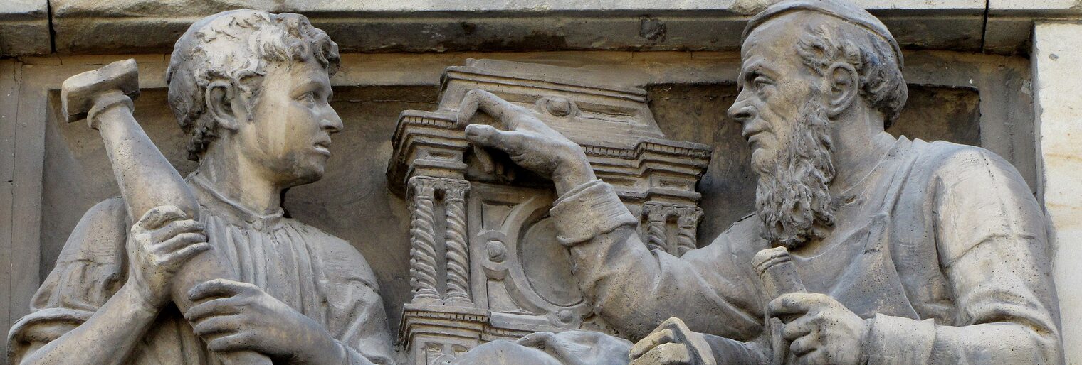 Sein Wissen weiterzugeben hat im Handwerk Tradition. Mit jedem neuen Ausbildungsjahrgang stehen die Betriebe aber auch vor neuen Herausforderungen. Wie Lehrling und Meister Hand in Hand arbeiten, zeigt dieses Fassadendetail am Berliner Gropius-Bau.