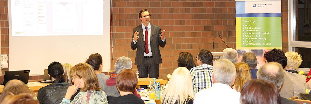 Guido Badjura hat Mitgliedsbetriebe der Handwerkskammer Konstanz in der Bildungsakademie Waldshut über die Vorteile des papierlosen Büros informiert.