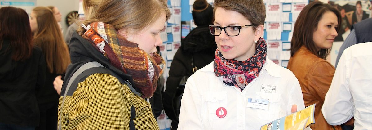 Auf der Ausbildungsmesse "Jobs for Future" beraten die Ausbildungsexperten der Handwerkskammer Konstanz, wie Miriam Braun (rechts), über berufliche Chancen im Handwerk. Auf der Ausbildungsmesse "Jobs for Future" beraten die Ausbildungsexperten der Handwerkskammer Konstanz, wie Miriam Braun (rechts), über berufliche Chancen im Handwerk.