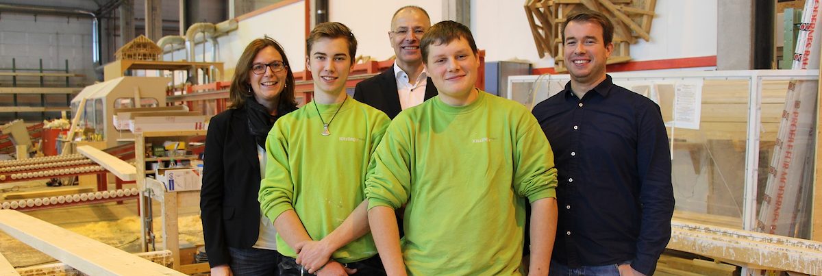 Bei Kitzlingerhaus in Sulz steht der Nachwuchs nicht nur fürs Foto im Mittelpunkt, hier mit (v.l.) Assistentin Sabrina Scheuble, Azubi Niklas Gruhner, Geschäftsführer Uwe Kitzlinger, Azubi Jan Bippus und Ausbildungsleiter Andreas Heckhausen.
