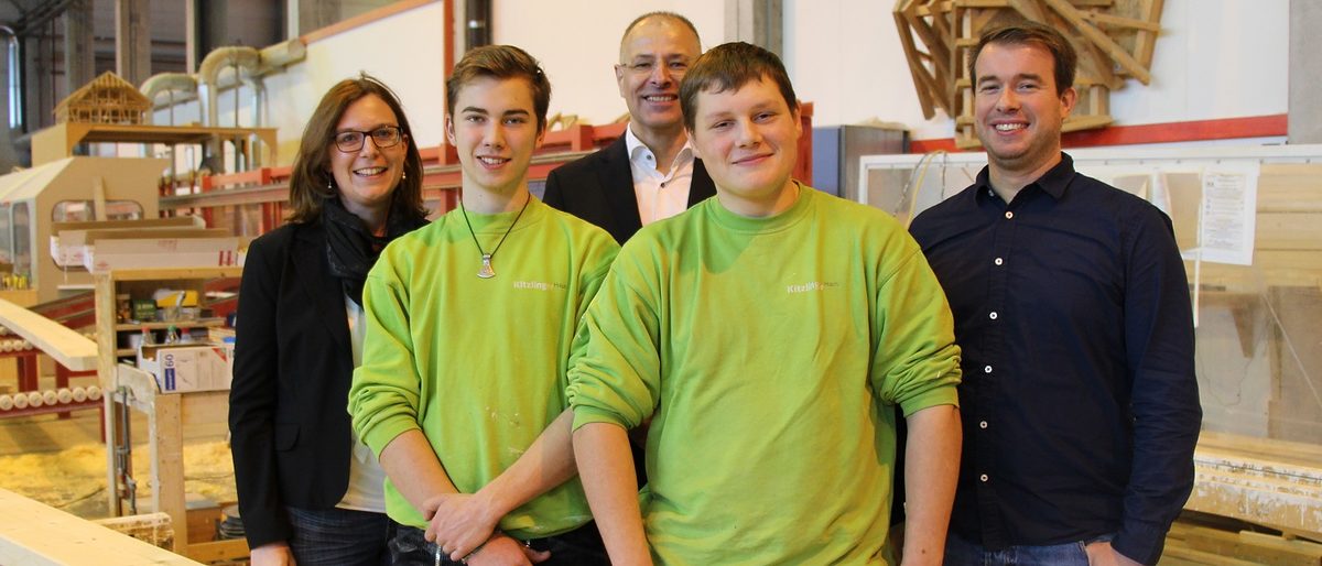 Bei Kitzlingerhaus in Sulz steht der Nachwuchs nicht nur fürs Foto im Mittelpunkt, hier mit (v.l.) Assistentin Sabrina Scheuble, Azubi Niklas Gruhner, Geschäftsführer Uwe Kitzlinger, Azubi Jan Bippus und Ausbildungsleiter Andreas Heckhausen. Bei Kitzlingerhaus in Sulz steht der Nachwuchs nicht nur fürs Foto im Mittelpunkt, hier mit (v.l.) Assistentin Sabrina Scheuble, Azubi Niklas Gruhner, Geschäftsführer Uwe Kitzlinger, Azubi Jan Bippus und Ausbildungsleiter Andreas Heckhausen.