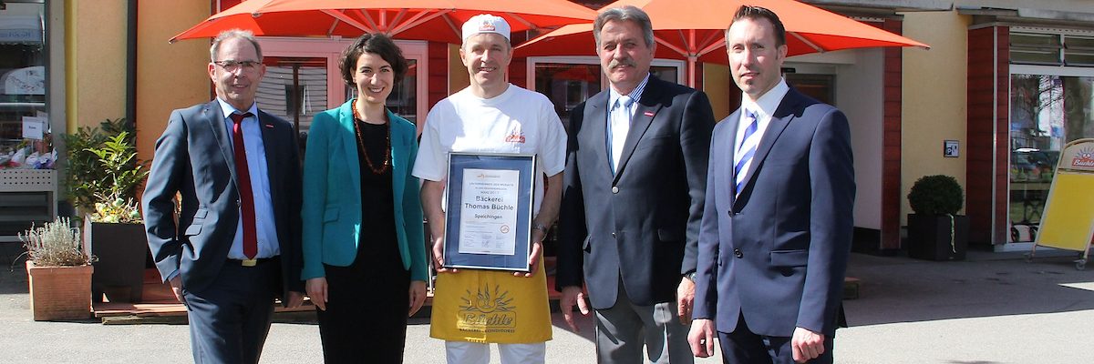 Gotthard Reiner (Präsident der Handwerkskammer Konstanz), Dorothee Eisenlohr (Wirtschaftsförderung Schwarzwald-Baar-Heuberg), Thomas Büchle (Bäckerei Büchle), Armin Schumacher (Kreishandwerksmeister) und Karsten Frech (Bürgermeister-Stellvertreter Spaichingen) feiern die Auszeichnung der Bäckerei Büchle zum Unternehmen des Monats(v.l.).