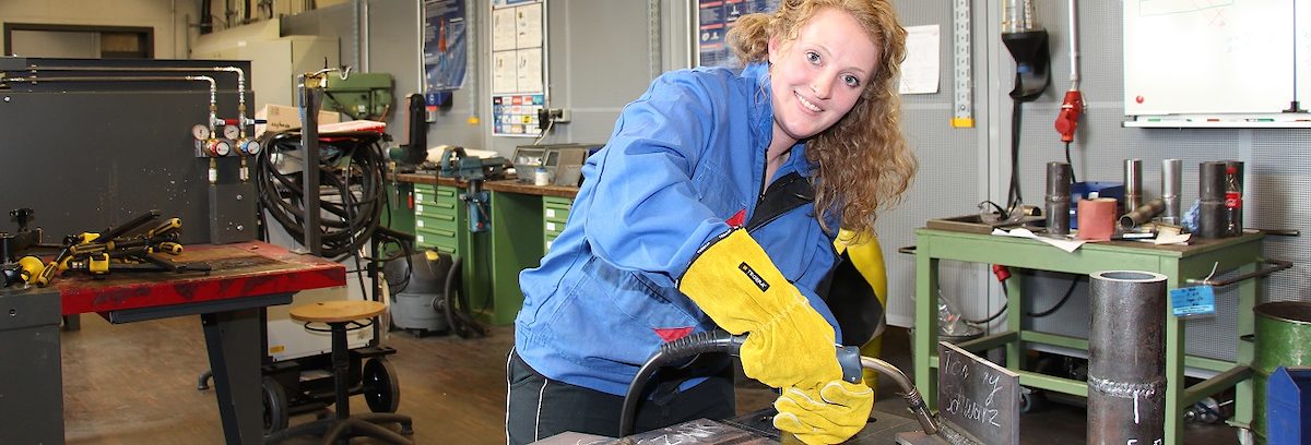 In der Werkstatt der Bildungsakademie Singen bereitet sich Regina Oberhofer auf ihre Metallbau-Meisterprüfung vor. Schweißen macht ihr besonders viel Spaß, deswegen will sie nach dem Meisterbrief auch die Weiterbildung zur Schweißfachfrau absolvieren.