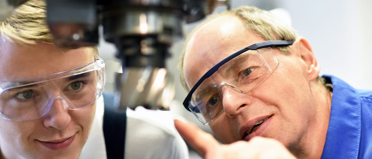 berufsausbildung, erlernen, ausbildung, technik, facharbeiter, handwerker, gruppe, personen, ausbilden, azubi, training, jugendlicher, lehrling, praxis, schule, technisch, industrie, arbeiter, ingenieur, lehrer, ausbilder, wissen, berufsbildung, unterrichten, lehrstelle, nachwuchs, karriere, auszubildender, trainieren, ausbildungsberuf, werkstatt, maschine, handwerk, baumaschine, cnc, mann, senior, jung, alt, leute, ausbildungsplatz, jugendliche, meister, bildung, werksttte, professionell, knnen