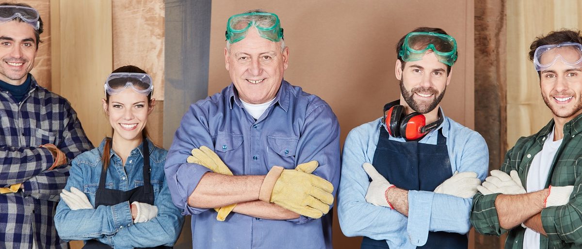 Schreiner, Team, Gruppe, Handwerker, Betrieb, Schreinerei, Tischlerei, Tischler, Stolz, Kompetenz, Ausbildung, Lehre, Azubi, Mann, Frau, Handwerk, Zimmerei, Arbeit, Holz, Beruf, Männer, Kollegen, Chef, Firma, Lehrling, Bau, Werkstatt, Arbeiter, Portrait, männlich, weiblich, Holzarbeiter, Holzverarbeitung, Holzarbeit, Baumeister, Leute, schreiner, team, gruppe, handwerker, betrieb, schreinerei, tischlerei, tischler, stolz, kompetenz, ausbildung, lehre, azubi, mann, frau, handwerk, zimmerei, arbeit, holz, beruf, mnner, kollegen, chef, firma, lehrling, bau, werkstatt, arbeiter, portrait, mnnlich, weiblich, holzarbeiter, holzverarbeitung, holzarbeit, baumeister, leute