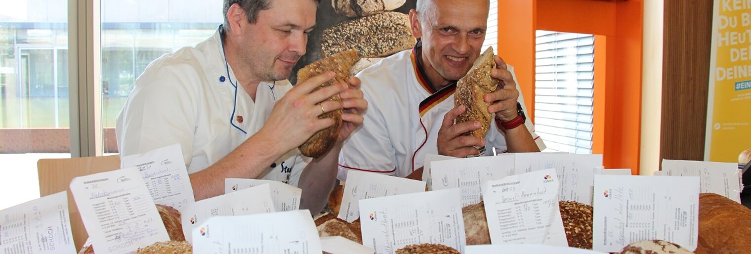 Bäckermeister Eric Stadelhofer und Brotprüfer Karl-Ernst Schmalz (von links) vom Deutschen Brotinstitut stellen die Brote von Bäckern aus der Region auf den Prüfstand.