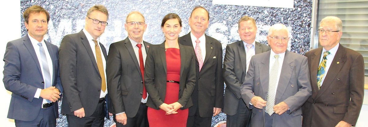 Sie feierten mit zahlreichen Gästen aus Politik, Wirtschaft und Gesellschaft das Erfolgsmodell BBT: (v.l.) IHK-Hauptgeschäftsführer Thomas Albiez, Handwerkskammer-Hauptgeschäftsführer Georg Hiltner, Handwerkskammerpräsident Gotthard Reiner, Moderatorin Katrin-Cécile Ziegler, IHK-Präsident Dieter Teufel, BBT-Leiter Harald Hauptmann, der ehemalige IHK-Hauptgeschäftsführer Dr. Rudolf Kubach sowie der ehemalige Handwerkskammer-Hauptgeschäftsführer Ernst Redl.