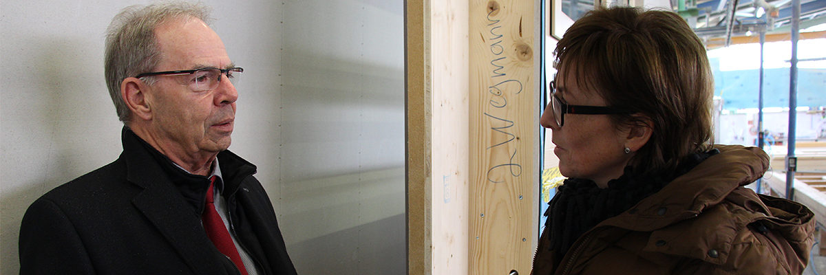 Handwerkskammerpräsident Gotthard Reiner und Daniela Schweizer, Geschäftsführerin von Beilharz Haus, vor Ort in der Produktionshalledes Vöhringer Familienunternehmens. Handwerkskammerpräsident Gotthard Reiner und Daniela Schweizer, Geschäftsführerin von Beilharz Haus, vor Ort in der Produktionshalledes Vöhringer Familienunternehmens.