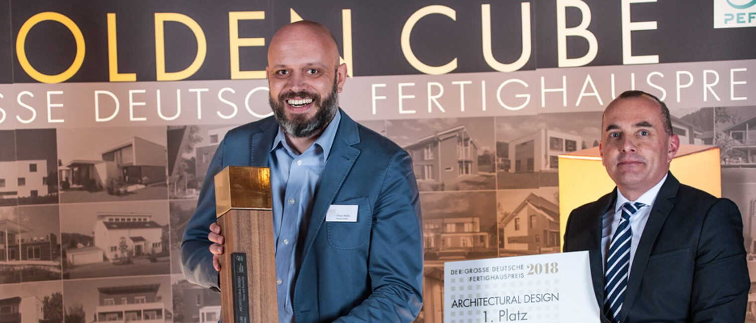 Architekt Oli Müller (links) nahm den "Golden Cube" in der Kategorie "Architectural Design" für die Firma Schwarzwälder bei der Preisverleihung in Ludwigsburg entgegen. 