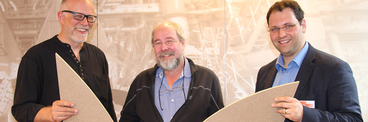 Wollen den digitalen Workflow ins Laufen bringen (v.l.): Schreinermeister Stephan Schmidt, Michael Ludolph von der Technischen Universität Hamburg und Christian Herz von der Bildungsakademie Waldshut mit ihrem Demonstrationsobjekt einer Platte, deren perfekte Passform nur wenige Klicks voraussetzt. Wollen den digitalen Workflow ins Laufen bringen (v.l.): Schreinermeister Stephan Schmidt, Michael Ludolph von der Technischen Universität Hamburg und Christian Herz von der Bildungsakademie Waldshut mit ihrem Demonstrationsobjekt einer Platte, deren perfekte Passform nur wenige Klicks voraussetzt.