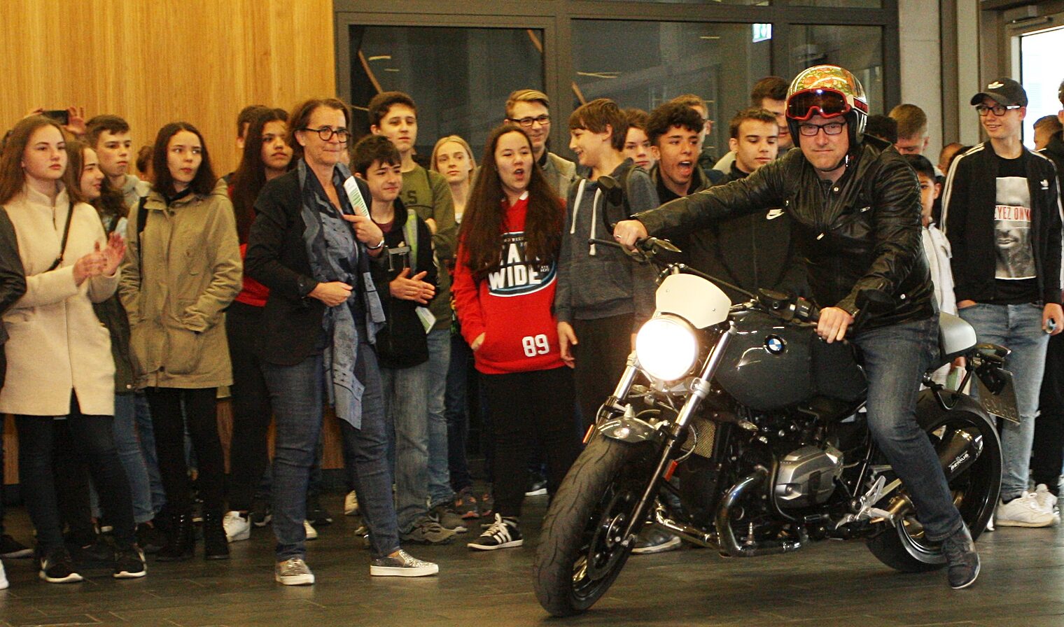 Ungewöhnlicher Auftritt: Beim Tag des Handwerks fuhr Georg Hiltner, Hauptgeschäftzsführer der Handwerkskammer Konstanz, mit dem Motorrad in die Bildungsakademie in Singen.