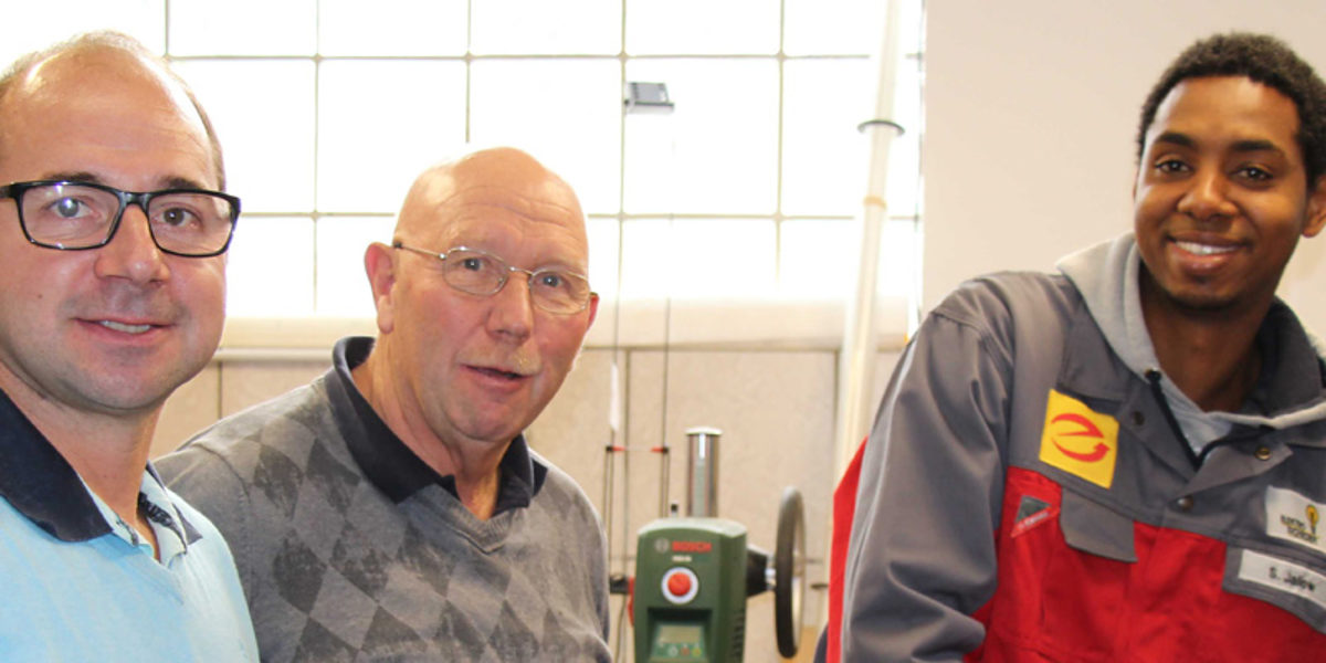 Der junge Flüchtling Sellou Jallow aus Gambia startete 2016 eine Ausbildung als Elektroniker bei der Firma Eichkorn in Brigachtal. Für Betriebsinhaber Michael Eichkorn (im Bild mit Seniorchef) ein echter Glücksfall, wie er sagt. Der junge Flüchtling Sellou Jallow aus Gambia startete 2016 eine Ausbildung als Elektroniker bei der Firma Eichkorn in Brigachtal. Für Betriebsinhaber Michael Eichkorn (im Bild mit Seniorchef) ein echter Glücksfall, wie er sagt.