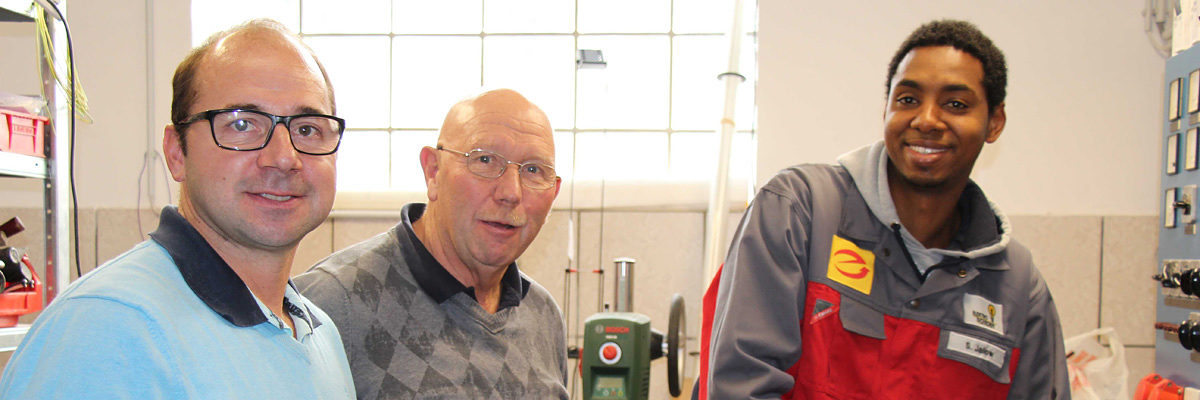 Der junge Flüchtling Sellou Jallow aus Gambia startete 2016 eine Ausbildung als Elektroniker bei der Firma Eichkorn in Brigachtal. Für Betriebsinhaber Michael Eichkorn (im Bild mit Seniorchef) ein echter Glücksfall, wie er sagt. Der junge Flüchtling Sellou Jallow aus Gambia startete 2016 eine Ausbildung als Elektroniker bei der Firma Eichkorn in Brigachtal. Für Betriebsinhaber Michael Eichkorn (im Bild mit Seniorchef) ein echter Glücksfall, wie er sagt.