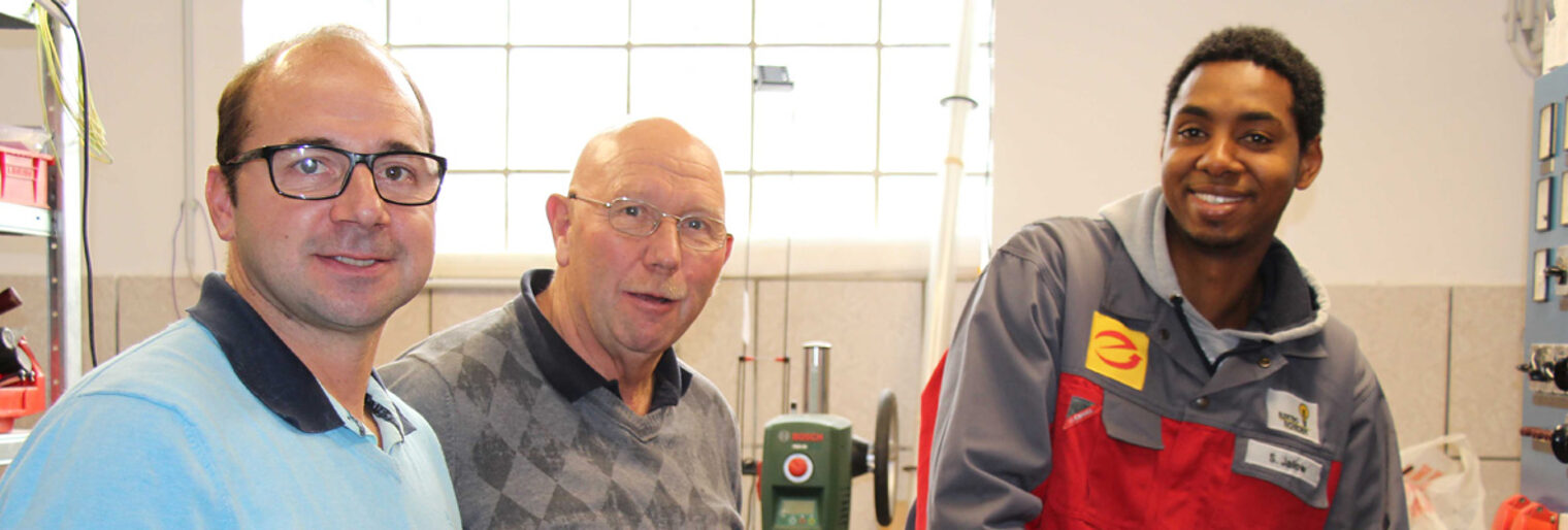 Der junge Flüchtling Sellou Jallow aus Gambia startete 2016 eine Ausbildung als Elektroniker bei der Firma Eichkorn in Brigachtal. Für Betriebsinhaber Michael Eichkorn (im Bild mit Seniorchef) ein echter Glücksfall, wie er sagt.