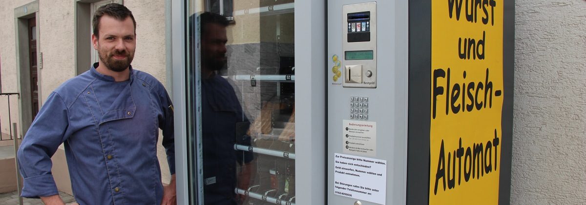 Simon Reiner, Chef der Traditionsmetzgerei Hierling, neben seinem Wurst- und Fleischautomaten an der Dettinger Kapitän-Romer-Straße. Simon Reiner, Chef der Traditionsmetzgerei Hierling, neben seinem Wurst- und Fleischautomaten an der Dettinger Kapitän-Romer-Straße.