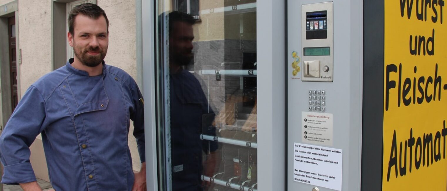Simon Reiner, Chef der Traditionsmetzgerei Hierling, neben seinem Wurst- und Fleischautomaten an der Dettinger Kapitän-Romer-Straße. Simon Reiner neben Wurst- und Fleischautomaten