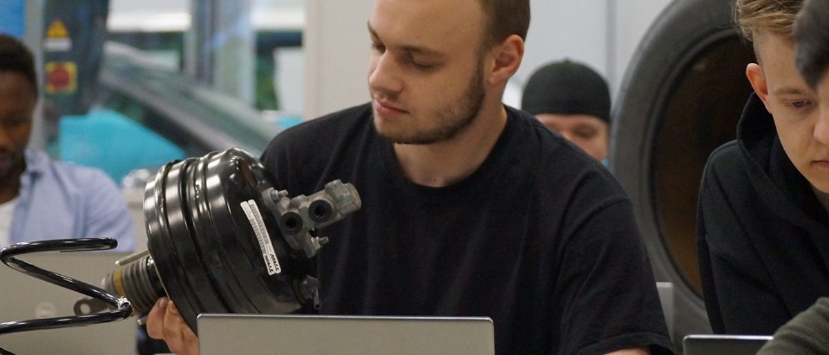 Praktisches Knowhow und digitale Lehrinhalte werden in der überbetrieblichen Ausbildung - wie hier in der KfZ-Werkstatt der Bildungsakademie Waldshut - kombiniert. Praktisches Knowhow und digitale Lehrinhalte werden in der überbetrieblichen Ausbildung - wie hier in der KfZ-Werkstatt der Bildungsakademie Waldshut - kombiniert.