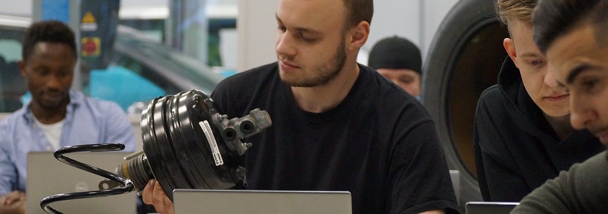 Praktisches Knowhow und digitale Lehrinhalte werden in der überbetrieblichen Ausbildung - wie hier in der KfZ-Werkstatt der Bildungsakademie Waldshut - kombiniert. Praktisches Knowhow und digitale Lehrinhalte werden in der überbetrieblichen Ausbildung - wie hier in der KfZ-Werkstatt der Bildungsakademie Waldshut - kombiniert.