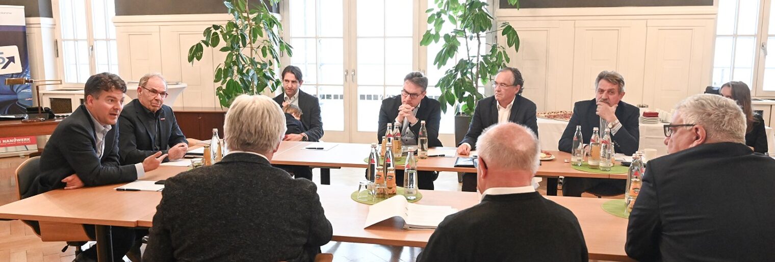 Brüssel so nah: Zum Austausch mit dem EU-Abgeordneten Andreas Schwab trafen sich Handwerks-kammerpräsident Gotthard Reiner (r.) und weitere Handwerksvertreter am Konstanzer Webersteig.