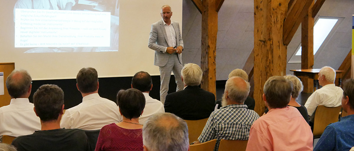 Martin Träuble, Projektleiter für Strategien und Geschäftsmodelle bei der BWHM, hat die anwesenden Handwerker über erfolgreiche Strategiemodelle informiert.
