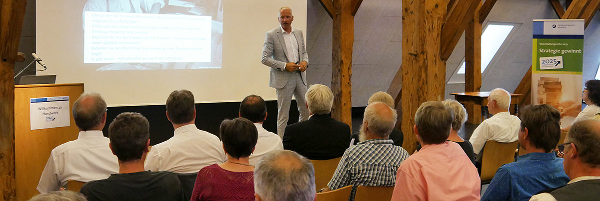 Martin Träuble, Projektleiter für Strategien und Geschäftsmodelle bei der BWHM, hat die anwesenden Handwerker über erfolgreiche Strategiemodelle informiert.