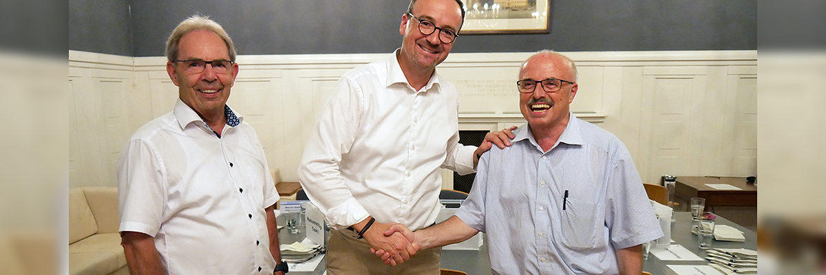 Kammerpräsident Gotthard Reiner (links) und Wahlleiter Uli Burchardt (Mitte) gratulieren dem strahlenden Vertrauensmann der Liste 1, Hansjörg Blender, zum Wahlsieg. Kammerpräsident Gotthard Reiner (links) und Wahlleiter Uli Burchardt (Mitte) gratulieren dem strahlenden Vertrauensmann der Liste 1, Hansjörg Blender, zum Wahlsieg.