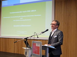 Ein Mann hält eine Präsentation