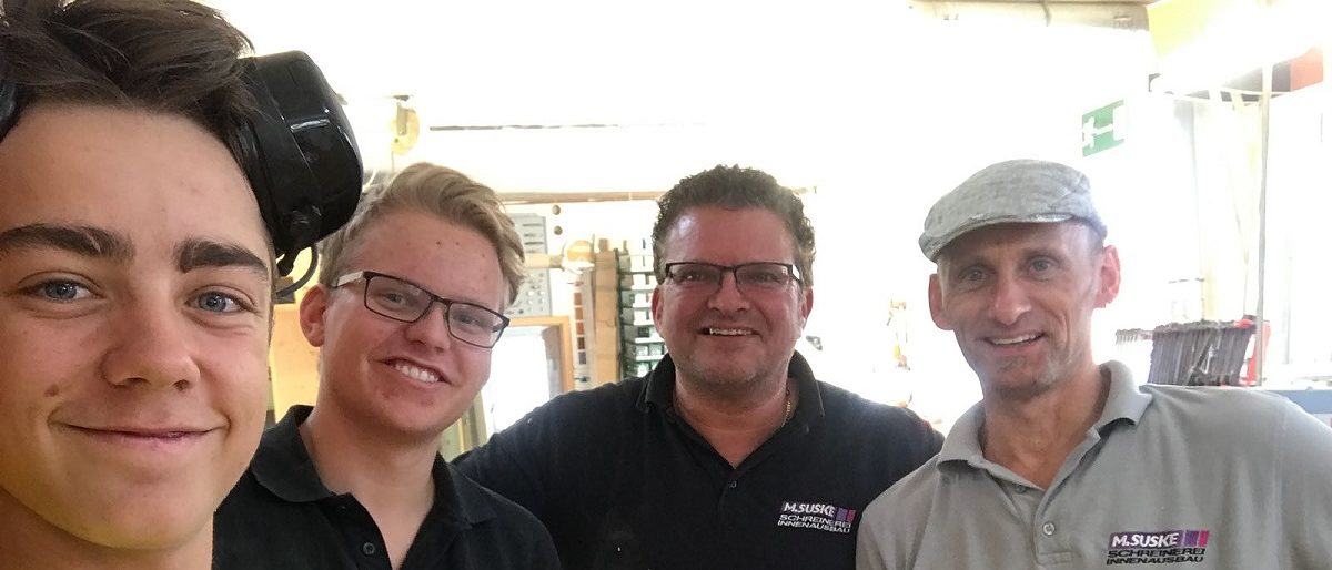 Wer auch mal weg darf, kommt umso lieber wieder. Deshalb setzt Schreinermeister Martin Suske (2.v.r.) auf den Lehrlingsaustausch XChange, hier mit Austauschlehrling Leon Bruckert (l.), Sohn Mario Suske (2.v.l) und Mitarbeiter Holger Thumm. Wer auch mal weg darf, kommt umso lieber wieder. Deshalb setzt Schreinermeister Martin Suske (2.v.r.) auf den Lehrlingsaustausch XChange, hier mit Austauschlehrling Leon Bruckert (l.), Sohn Mario Suske (2.v.l) und Mitarbeiter Holger Thumm.