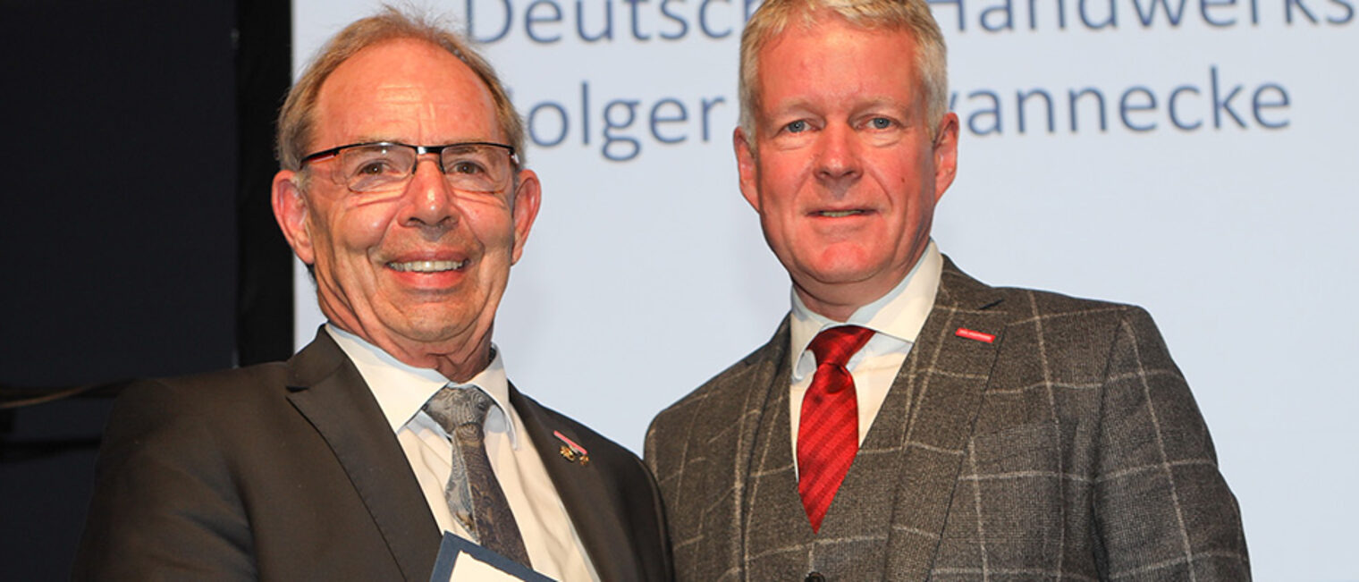 Für seine Verdienste um das Handwerk erhielt Gotthard Reiner unter anderem das Handwerkszeichen in Gold aus den Händen von ZDH-Generalsekretär Holger Schwannecke.