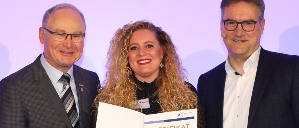 Silke Wagner von Hairdesign by Silke mit Präsident Werner Rottler (links) und Hauptgeschäftsführe Georg Hiltner bei der Zertifikatsfeier VORAUS in Singen. Silke Wagner von Hairdesign by Silke mit Präsident Werner Rottler (links) und Hauptgeschäftsführe Georg Hiltner bei der Zertifikatsfeier VORAUS in Singen.