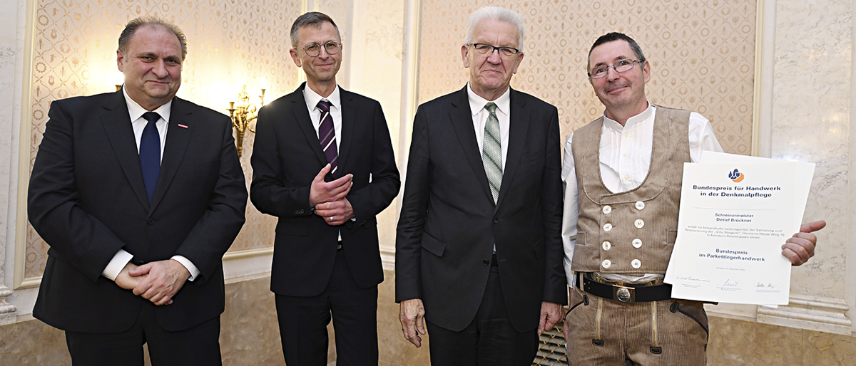 Schreinermeister Detlef Brückner (re.) bei der feierlichen Übergabe der Preise im Neuen Schloss in Stuttgart. Gratuliert haben dem Handwerker aus Konstanz ZDH-Präsident Hans Peter Wollseifer, Steffen Skudelny von der Deutschen Stiftung Denkmalschutz und Winfried Kretschmann, Ministerpräsident von Baden-Württemberg (von links). Schreinermeister Detlef Brückner (re.) bei der feierlichen Übergabe der Preise im Neuen Schloss in Stuttgart. Gratuliert haben dem Handwerker aus Konstanz ZDH-Präsident Hans Peter Wollseifer, Steffen Skudelny von der Deutschen Stiftung Denkmalschutz und Winfried Kretschmann, Ministerpräsident von Baden-Württemberg (von links).