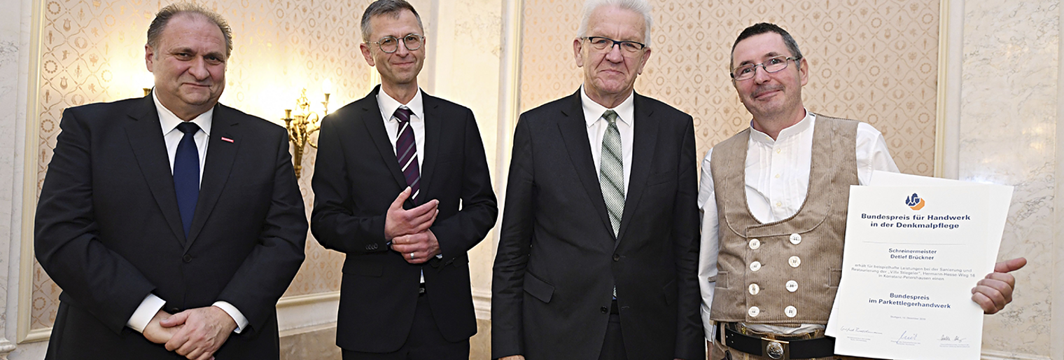 Schreinermeister Detlef Brückner (re.) bei der feierlichen Übergabe der Preise im Neuen Schloss in Stuttgart. Gratuliert haben dem Handwerker aus Konstanz ZDH-Präsident Hans Peter Wollseifer, Steffen Skudelny von der Deutschen Stiftung Denkmalschutz und Winfried Kretschmann, Ministerpräsident von Baden-Württemberg (von links).