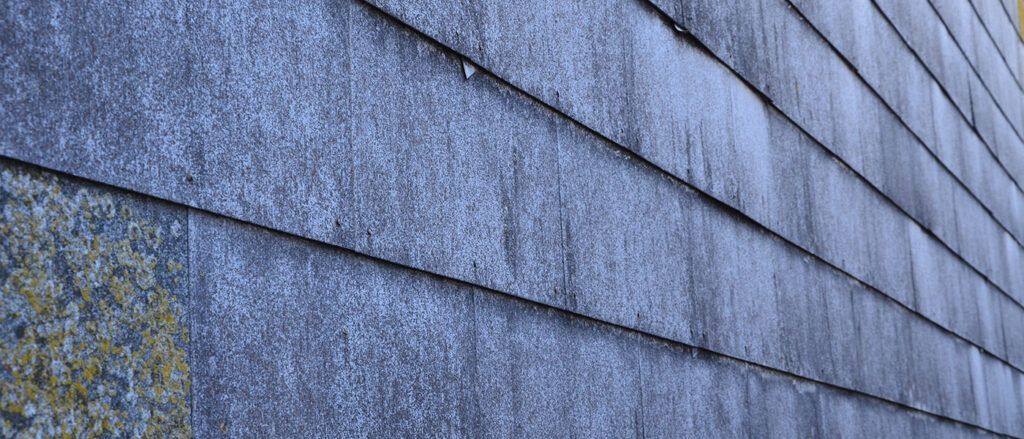 Asbestzementplatten an Hausfassade.