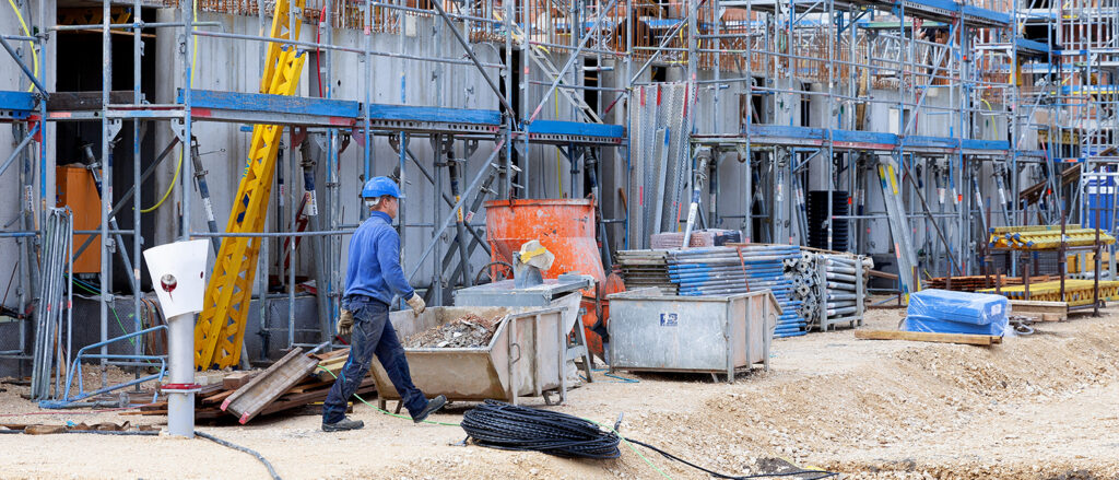 Baustelle mit Bauarbeiter und Gerüst