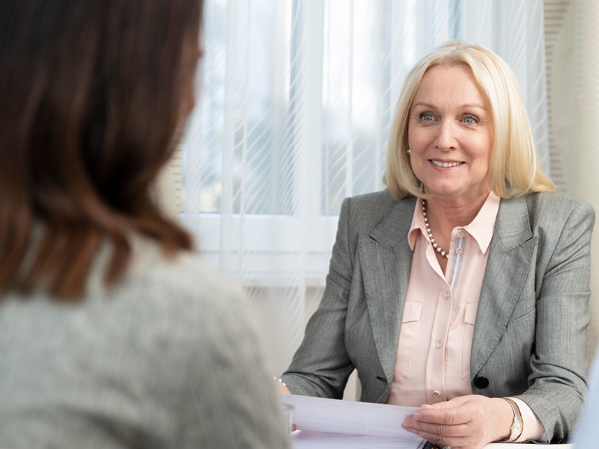 Ältere Frau im Bewerbungsgespräch