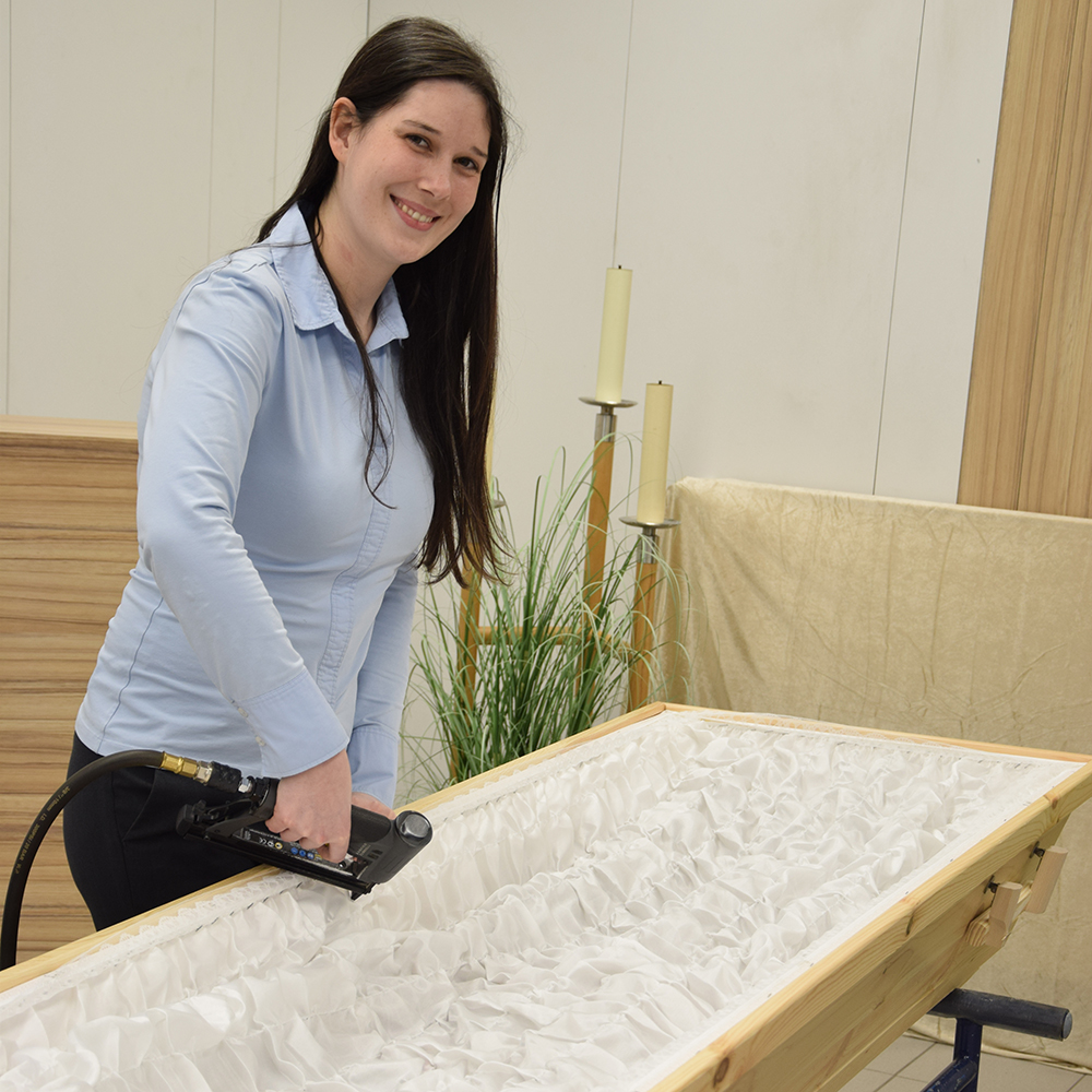 Ramona Laufer, angehende Bestattungsfachkraft, bei der Arbeit.