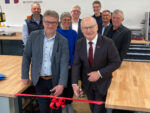 Präsident und Hauptgeschäftsführer durchschneiden rotes Band im Kreativraum in Tuttlingen. Im Hintergrund weitere Personen siehe Bildunterschrift.