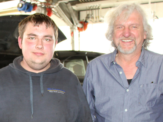 Johannes Pieper mit seinem Ausbilder.