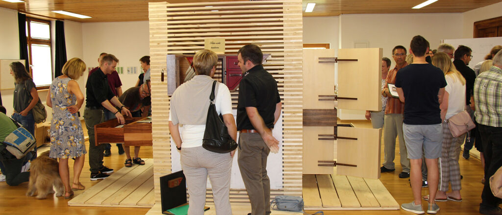 Besucher der Meisterstückausstellung beim Schreinertag 2019 der Handwerkskammer Konstanz.